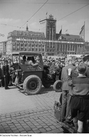 Traktor im Demonstrationszug, im Hintergrund das Kroch-Hochhaus