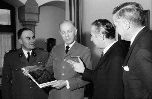 Freiburg: Regierungspräsidium; Regierungspräsident Dr. Person verabschiedet General Paul...