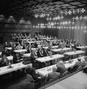 Kreishandwerkerschaft Stormarn: Oldesloer Festhalle: 5. Jahrestreffen: vorne Tisch des Versammlungspräsidiums, dahinter die Teilnehmer