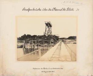 Straßenbrücke (Königin-Luise-Brücke) über die Memel, Tilsit: Aufmauern des Pfeilers E, daneben die Arbeitsbrücke