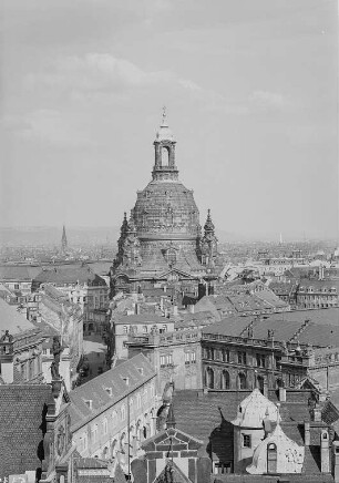 Dresden. Blick vom Schlossturm über den Stallhof nach Osten zur Frauenkirche : Dresden-Altstadt. Blick vom Schlossturm über den Stallhof nach Osten zur Frauenkirche (1726/1743; G. Bähr, 1994/2005 Wiederaufbau)