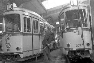 Pflege und Wartung der neuen Großraum-Straßenbahnwagen der Verkehrsbetriebe Karlsruhe.