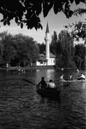 Bukarest: Blick über den See und Minarett