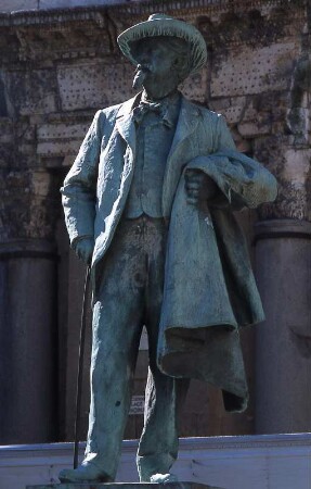 Arles - Denkmal für van Gogh : Denkmal für den Maler van Gogh. Aufgenommen in Arles im Jahre 2001