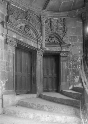 Portal in der 1. Etage: Salamander unter einer Krone, darüber Rankenwerk