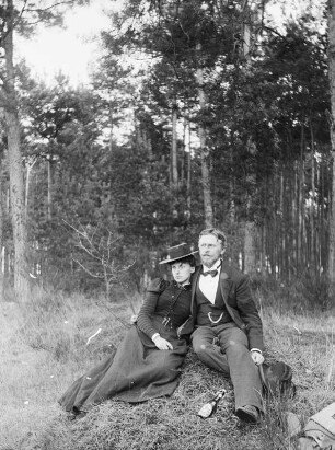 Portrait Otto Herrmann und Frau Anna auf einer Lichtung im Wald