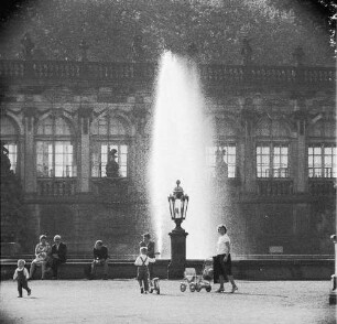 Dresden-Altstadt. Zwinger (1709-1728; M. D. Pöppelmann, B. Permoser). Zwingerhof. Langgalerie und Brunnen