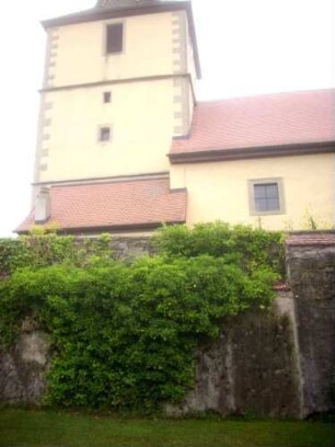 Turm von Norden über Mantelmauerrest von Ortsseite