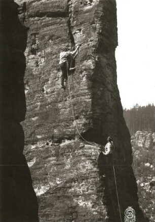Sächsische Schweiz, Bielatal. Spannagelturm. Seilschaft Ehrhardt Renger an der Bruchholzkante (Nordostkante, VIIb)