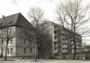 Dresden-Neustadt, Charlottenstraße 9. Wohnhaus (um 1925) und Wohnblock (um 1975). Straßenansicht