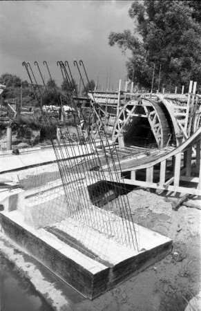 Bau der Federbachbrücke im Zusammenhang mit der Erschließung des zukünftigen Raffineriegeländes.