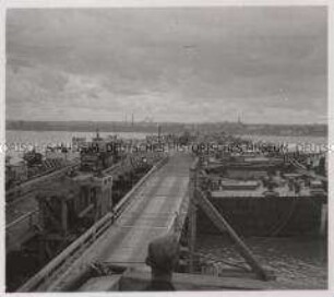 Wehrmachtssoldaten, Brücke über die Donau von Russe (Bulgarien) nach Giurgiu (Rumänien)