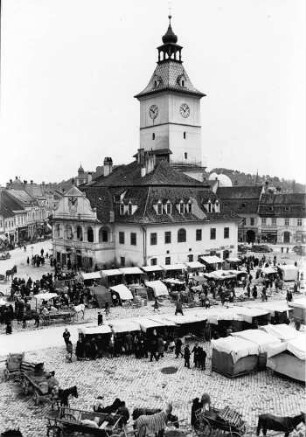 ohne Angabe [Kronstadt/Brasov: Marktplatz mit Rathaus und Händlerständen]