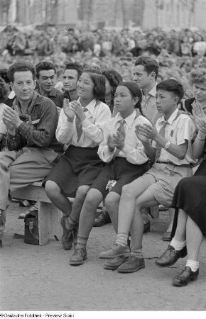 Porträt von Pionieren im Publikum einer Kulturveranstaltung