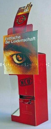 Werbeaufsteller mit integrierten Zigaretten für "Davidoff Zino"-Zigaretten