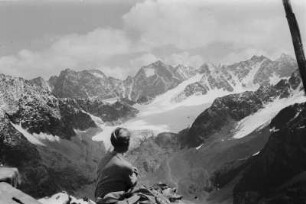 Portrait : Portrait einer Frau vor einem Alpenpanorama.