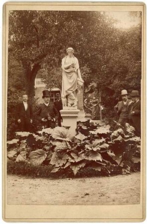 Friedeberg (Neumark) / Strzelce Krajeńskie: Minerva-Statue in einem Gartenlokal