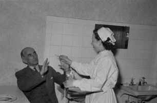 Reportage aus dem jüdischen Krankenhaus : Krankenschwester mit einem Patienten