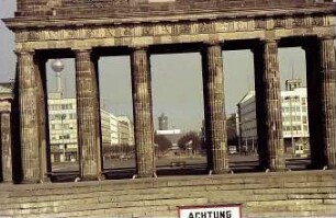 Berlin: Durchblick Brandenburger Tor über Mauer in Richtung Unter den Linden