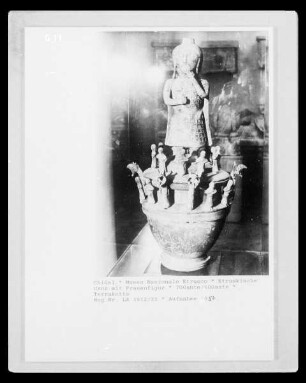 Etruskische Urne mit Frauenfigur