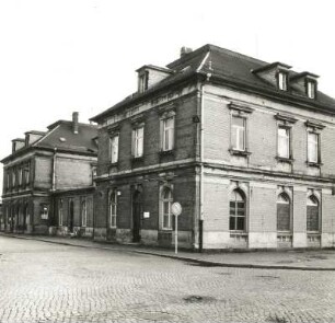 Coswig. Bahnhof (1890/1899). Empfangsgebäude, Stadtseite von Nordwesten