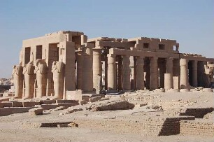 Luxor - Tempelanlage : Totalansicht des Ramesseum, Tempel des Pharaos Ramses II., aufgenommen 2006 bei Luxor