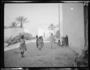 Tripolis (Libyen): Straße am Stadtrand mit spielenden Kindern ("Oase von Tripolis")