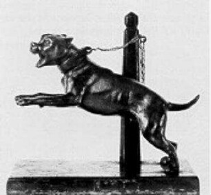 Briefbeschwerer mit angekettetem, angreifendem Hund