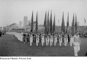 Mitglieder der Sportvereinigungen während des Einzugs auf die Festwiese des Sportforums