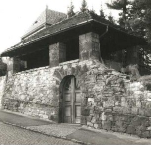 Cossebaude, Weinbergstraße 18. Villa (um 1910). Einfriedung mit Portal und steinernem Pavillon