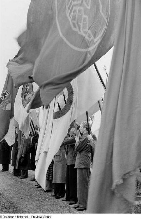 Kranzniederlegung zum 34. Jahrestag der Großen Sozialistischen Oktoberrevolution auf dem Trinitatisfriedhof