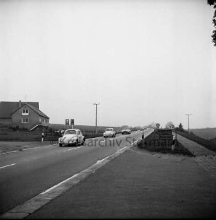 Bundesstraße B 404: vorn rechts Abzweigung Richtung Nütschau, links Richtung Tralau: Pkws, Verkehrsschilder: hinten links Häuser: 11.10.1970