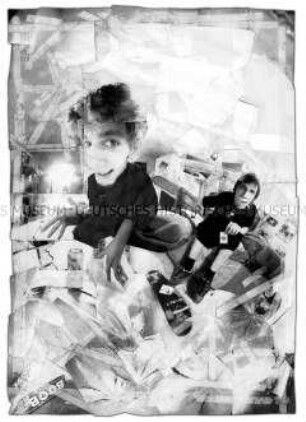 Fotomontage eines Skateboard fahrenden und rauchenden Jungen (Sonderthema: Ein Bild von mir - Selbstporträts und Selbstdarstellungen)