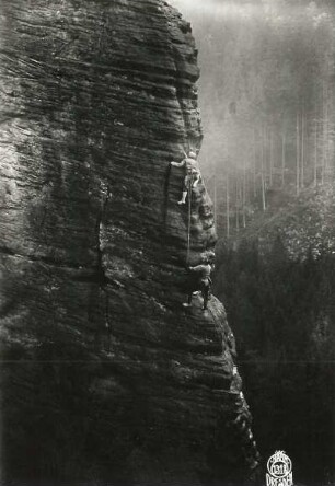 Sächsische Schweiz, Bielatal. Spannagelturm. Seilschaft Carl Rau an der Nordwestkante ((Perrykante, VIIb [VIIc])