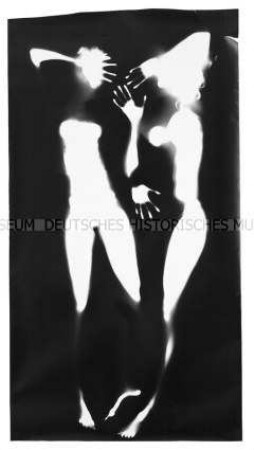 Fotogramm von zwei Frauen (Altersgruppe bis 14)