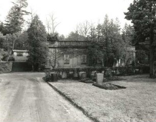 Dresden-Neustadt, Kannenhenkelweg. Nordfriedhof (Garnisonsfriedhof) (1902 angelegt). Grabanlagen und Aufgang zur Denkmalsanlage für die Gefallenen des 1. Weltkrieges (ab 1918)