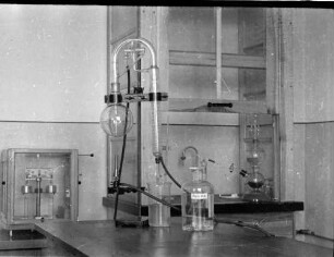 Chemischer Versuchsaufbau, Foto 1955