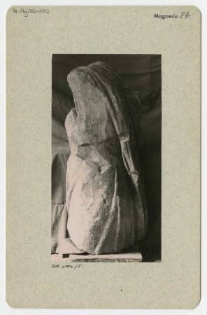 Fragment einer männlichen Gewandstatue aus Magnesia am Mäander