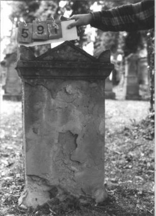 Grabstein 591 (Index: 99788279) Material: Sandstein Zustand: verwittert mit vollständigem Textverlust Maße HxBxT: 103x59x16 cm: Grabstein 591