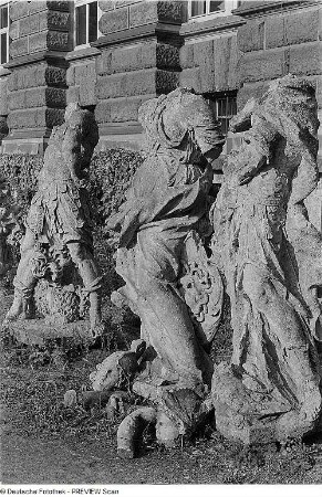 Dresden. Beschädigte Skulpturen im Zwinger