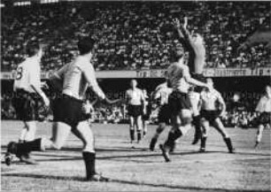 Fußball-WM 1954 in der Schweiz: Uruguay gegen England - Eckballszenen am Uruguay-Tor