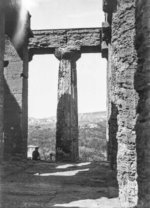 Im Tempel : Aufnahme in einem Säulentempel