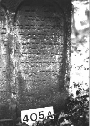 Grabstein 405 (Index: 100113452) Material: Sandstein Maße HxBxT: 95x74x13 cm Besonderheit: kulturhistorisch besonders wertvoll / hist.-wiss. Gründe (Alter); - Doppelgrab / Kindergrab: Grabstein 405A