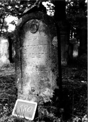 Grabstein 180 [Nir S. 114 Nr. 12.02]