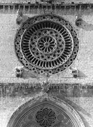 Assisi. San Francesco (1228-1253). Fassade der Oberkirche, Portalbogen, Rose und Okulus im Giebel