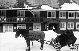 Hinterzarten: Pferdeschlitten vor dem Gasthaus Adler