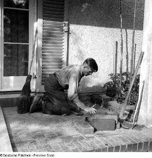 Walter Möbius beim Pflastern : Dresden-Torna, Tornaer Ring 11. Walter Möbius bei der Arbeit an der Terrasse seines Hauses