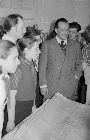 Architekt Richard Paulick mit Jungen Pionieren : Richard Paulick mit Pionieren