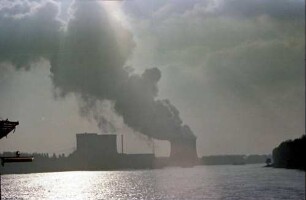 Biblis: Dampfwolke des Atomkraftwerks, Gegenlicht von Norden