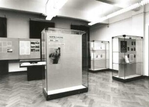 Dresden-Neustadt, Marienallee 12. Sächsische Landesbibliothek, Bibliothekarin und Benutzer im Medienlesesaal